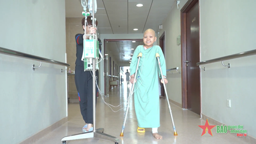 Vinmec thực hiện ca thay khớp tăng trưởng đầu tiên tại Việt Nam cho bệnh nhi ung thư xương
